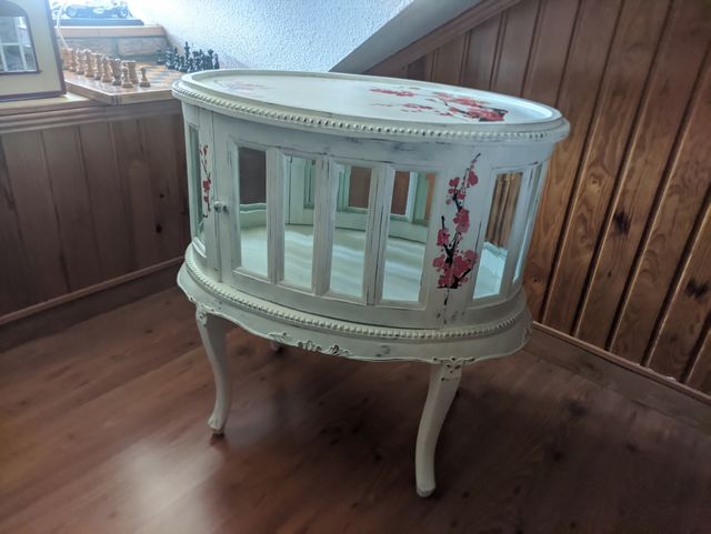 Mueble ovalado con vitrina