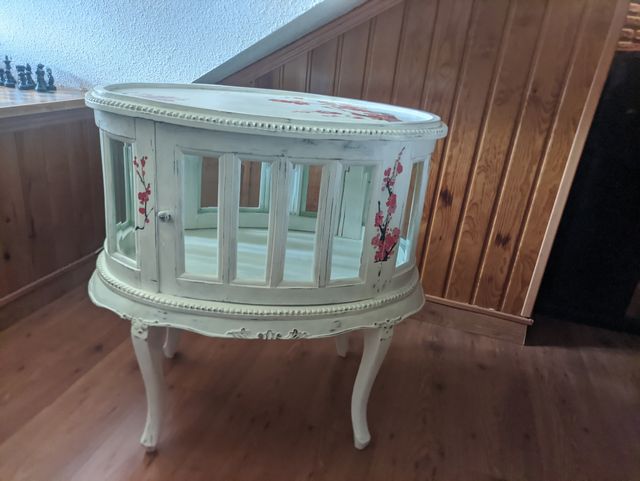 Mueble ovalado con vitrina