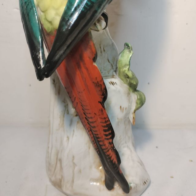 Porcellana antica a forma di pappagallo