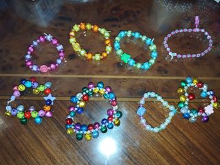 Pulseras de abalorios y gomitas hechas a mano.