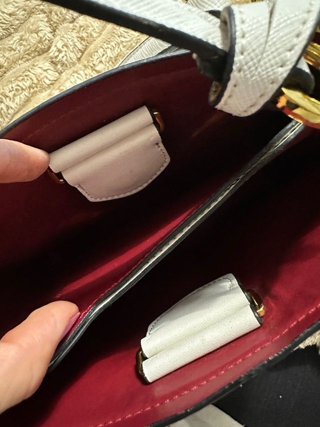 Bolso Prada blanco elegante