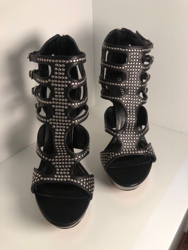 Sandali Emilio Pucci neri con borchie