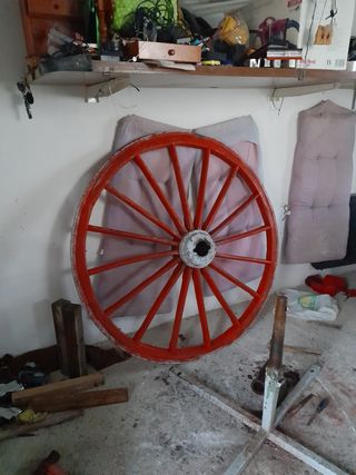 Rueda carro antigua roja