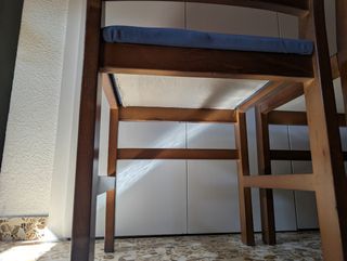 2 SILLAS DE COMEDOR EN MADERA Y TAPICERÍA EN AZUL