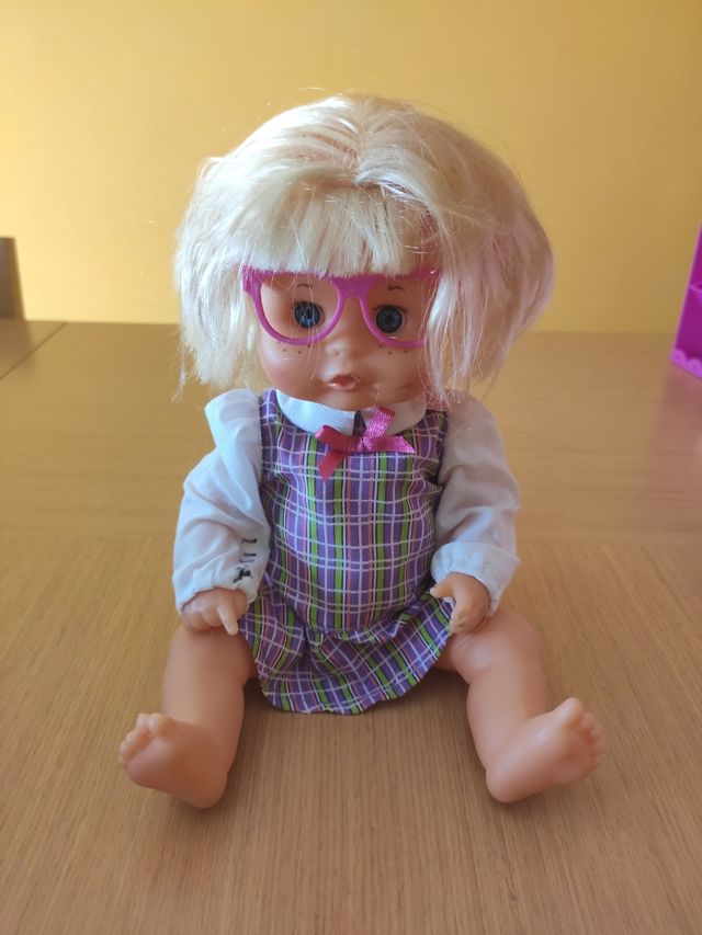 Muñeca Nenuco + accesorios colegio