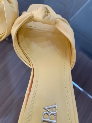 Zapatos Zara amarillos tacón bajo