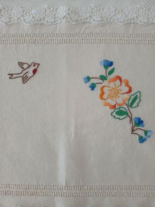Centrino rettangolare 83×36 cm cm ricamato a mano