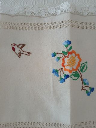 Centrino rettangolare 83×36 cm cm ricamato a mano