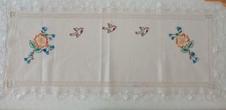 Centrino rettangolare 83×36 cm cm ricamato a mano