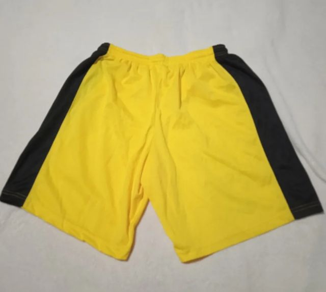Shorts deportivos amarillos y negros
