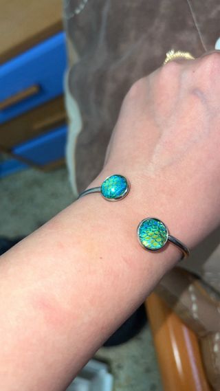 Pulseras doradas y plateadas