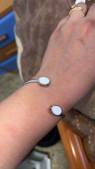 Pulseras doradas y plateadas