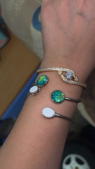 Pulseras doradas y plateadas