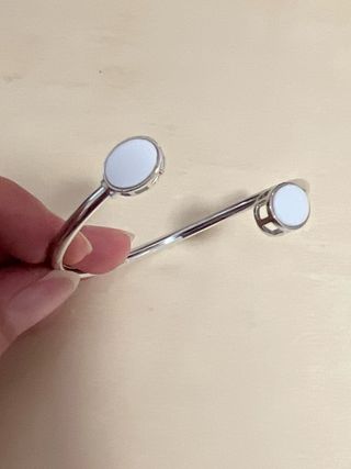 Pulseras doradas y plateadas