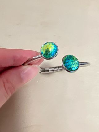 Pulseras doradas y plateadas