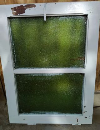 Ventana antigua de madera verde