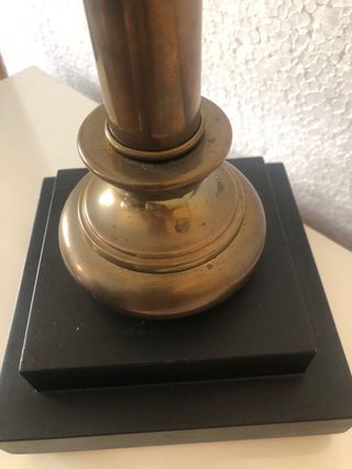 Candelabro vintage dorado con flores