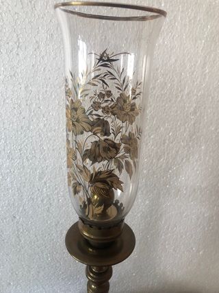 Candelabro vintage dorado con flores