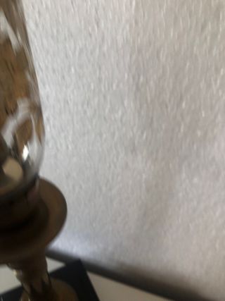 Candelabro vintage dorado con flores