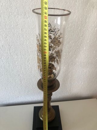 Candelabro vintage dorado con flores