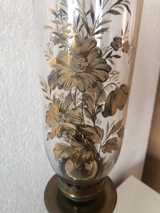 Candelabro vintage dorado con flores