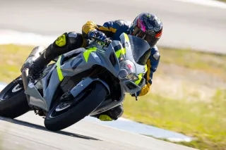 Suzuki GSX-R600 K7, calle y circuito