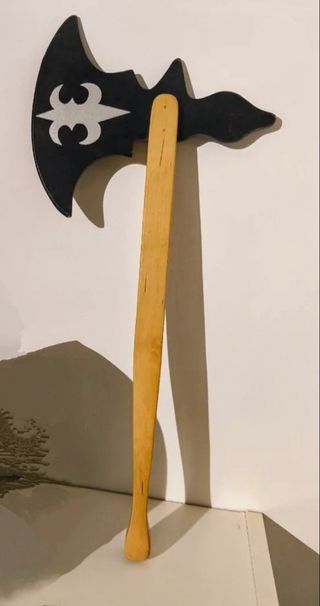 Hacha medieval de madera