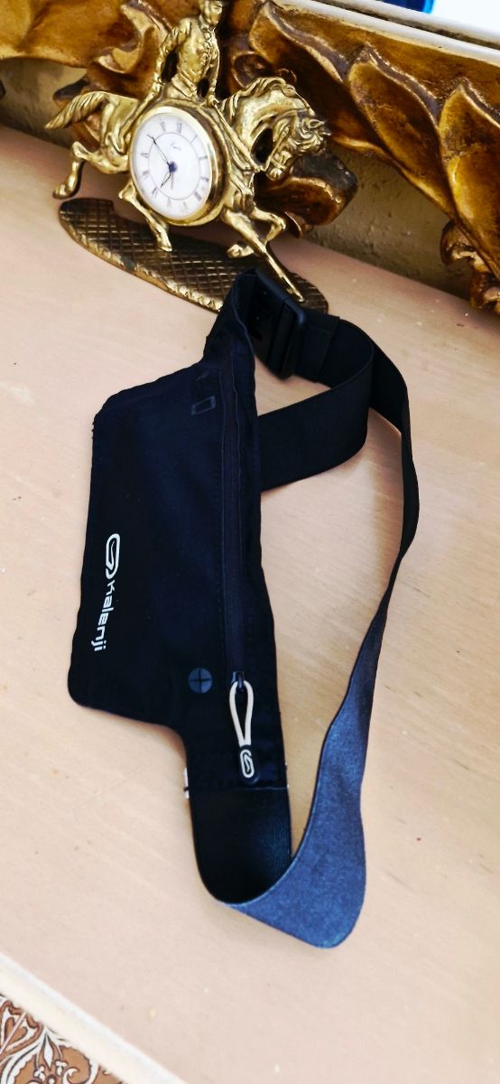 Maleta Kalenji preta na cintura - corrida