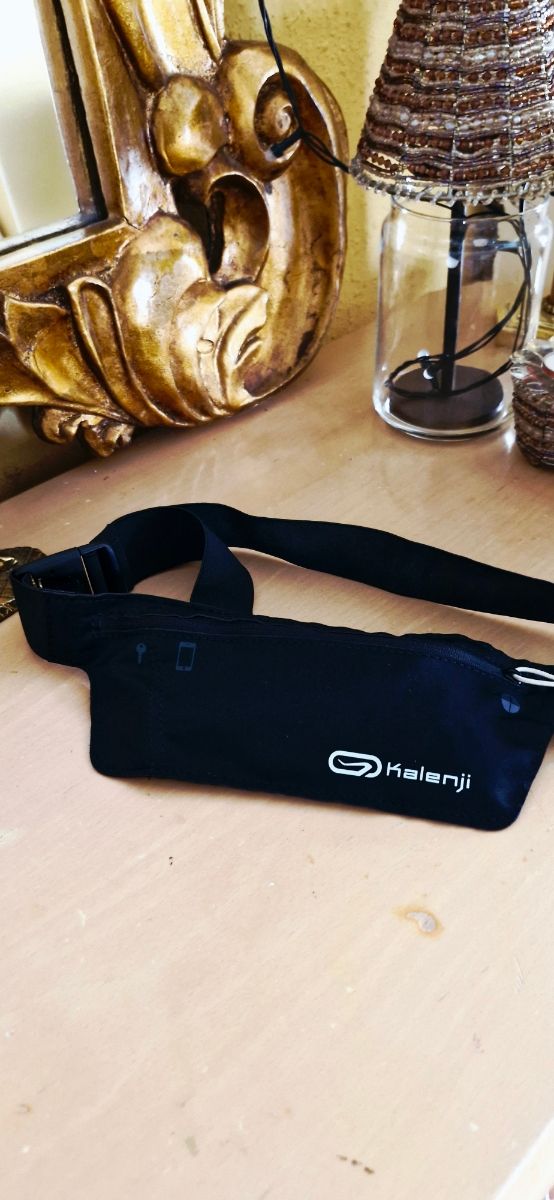 Maleta Kalenji preta na cintura - corrida