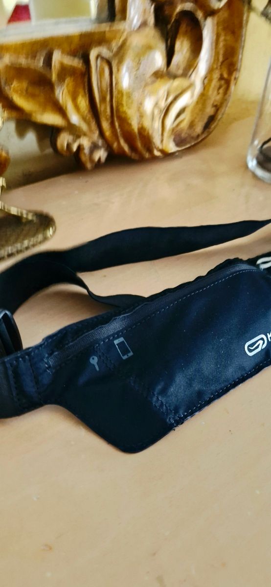 Maleta Kalenji preta na cintura - corrida