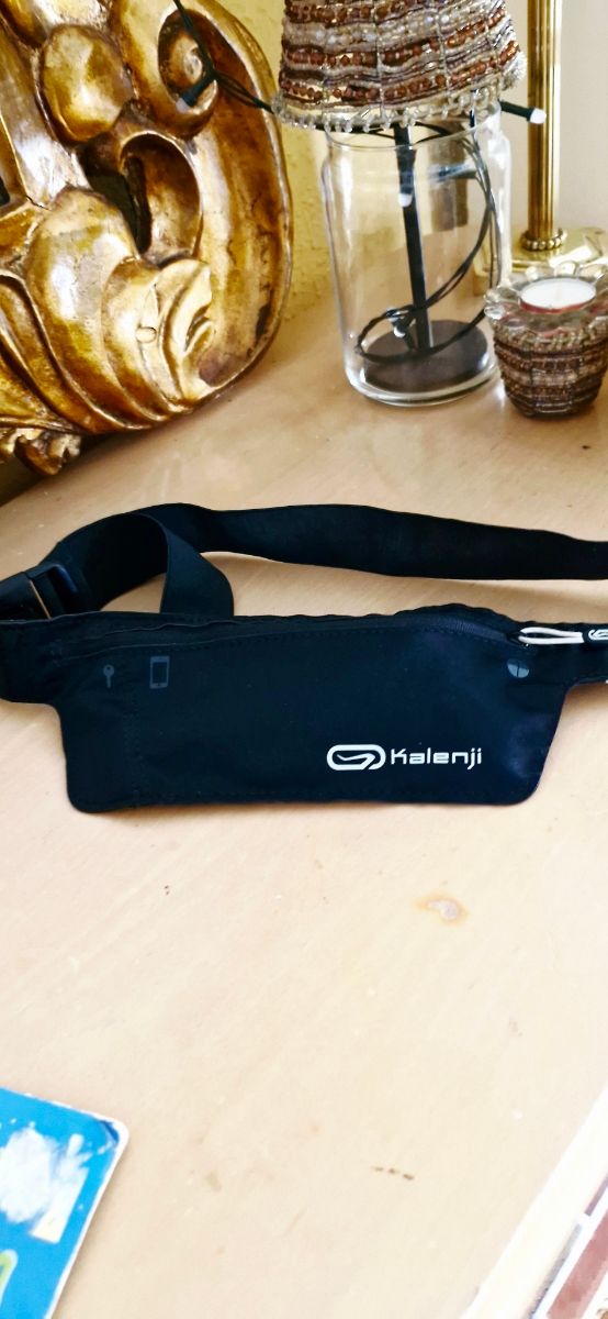 Maleta Kalenji preta na cintura - corrida