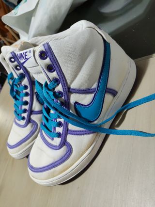 Zapatillas Nike blancas y moradas