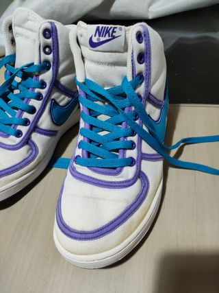 Zapatillas Nike blancas y moradas