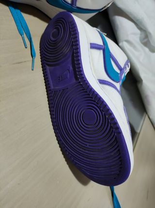 Zapatillas Nike blancas y moradas