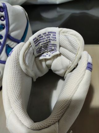 Zapatillas Nike blancas y moradas