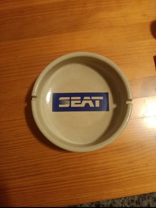 CENICERO SEAT VINTAGE DE CERÁMICA AÑOS 80 

