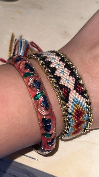 Pulseras tejidas y brazalete
