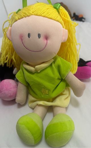 Peluches Minnie, Peppa Pig y muñeca. todos por 10e