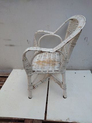 Silla mimbre con brazos blanca vintage
