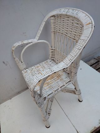 Silla mimbre con brazos blanca vintage