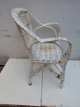 Silla mimbre con brazos blanca vintage