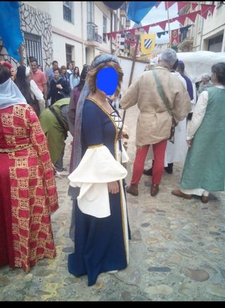 Abito da gala medievale blu e bianco