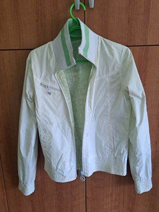 Chubasquero verde y blanco reversible