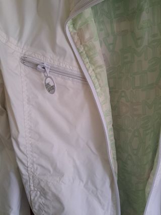 Chubasquero verde y blanco reversible