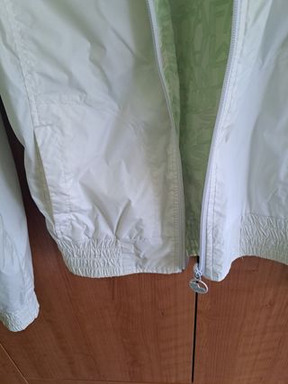 Chubasquero verde y blanco reversible
