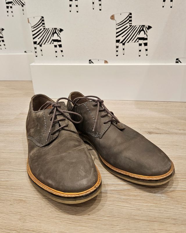 Zapatos Clarks grises, talla 41