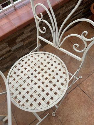 Sillas y meda de hierro forjado
