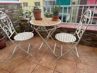 Sillas y meda de hierro forjado