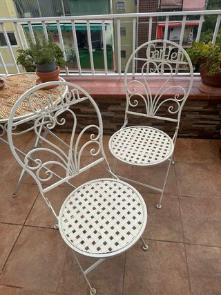 Sillas y meda de hierro forjado