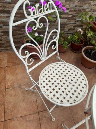 Sillas y meda de hierro forjado